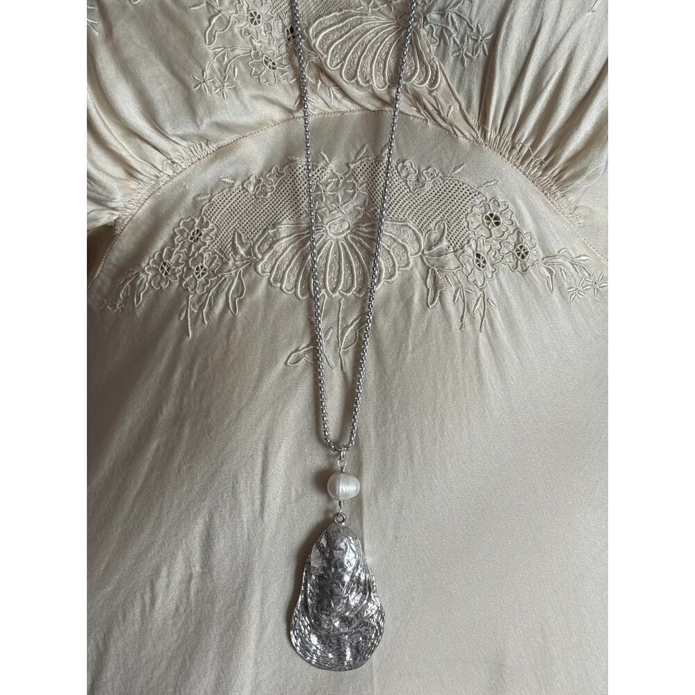Silver Tone Oyster Shell Pendant Long Necklace Box Chain Faux Pearl Beach - Picture 3 of 4